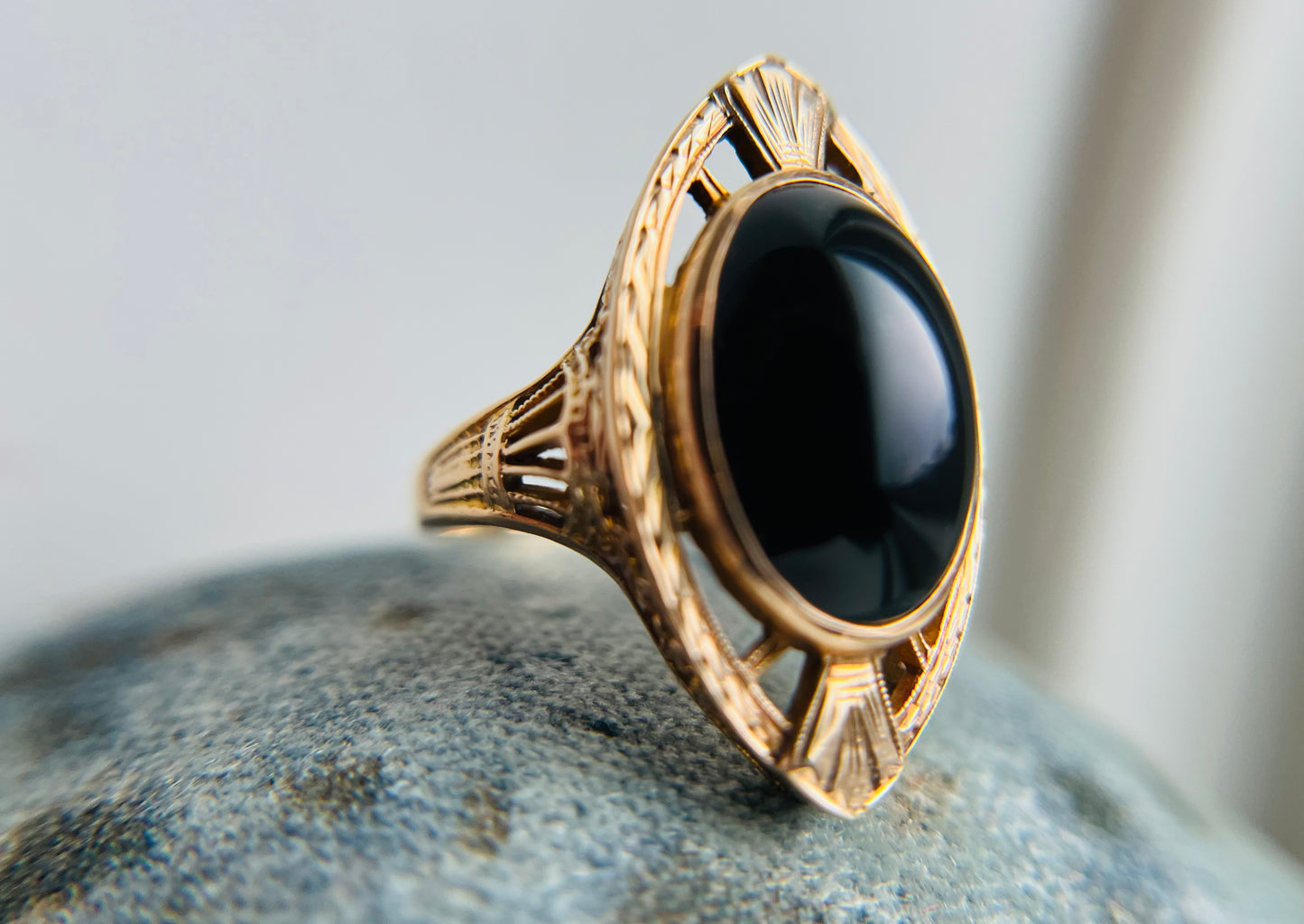 Antique Onyx and 14k Yellow Gold Ring