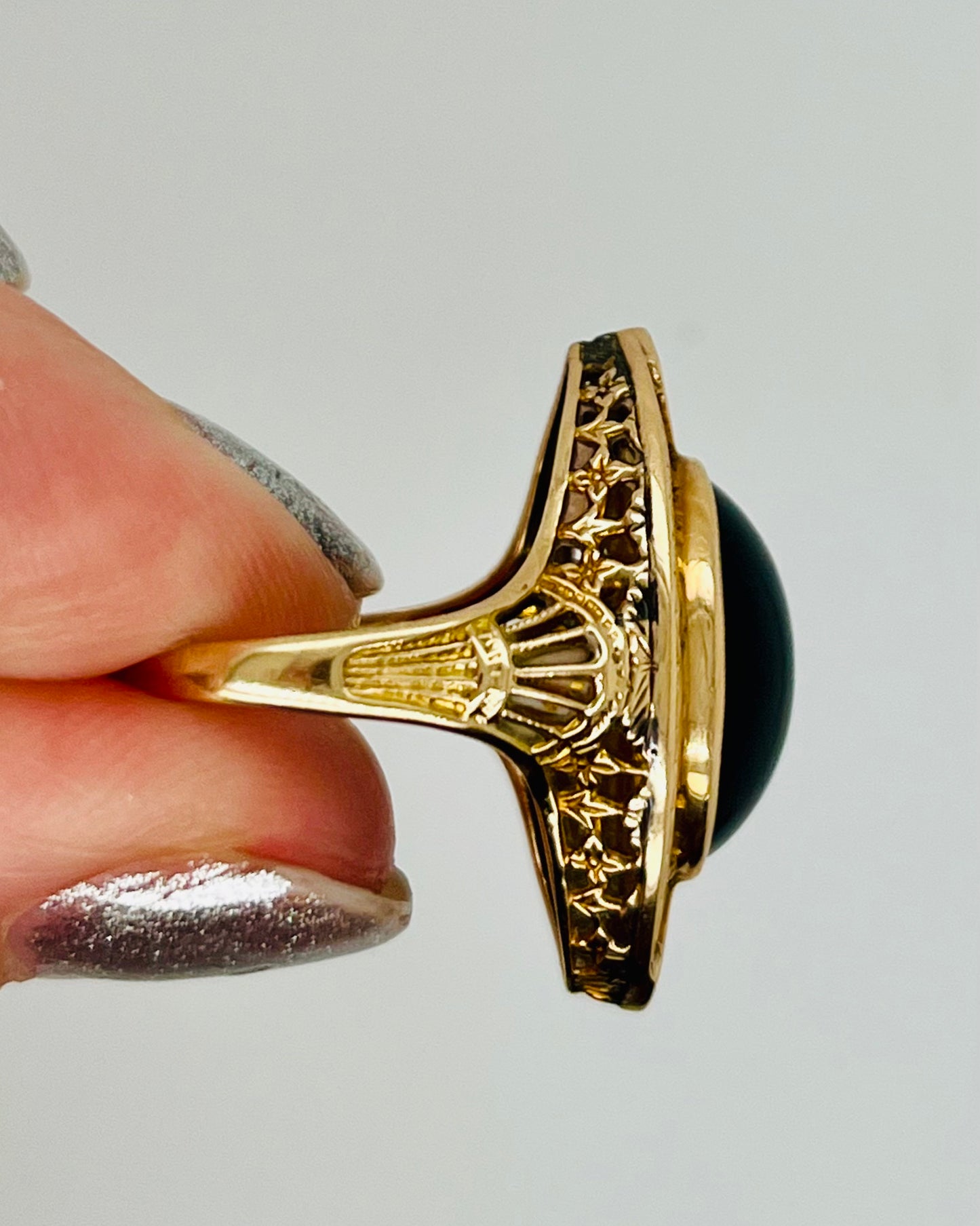 Antique Onyx and 14k Yellow Gold Ring