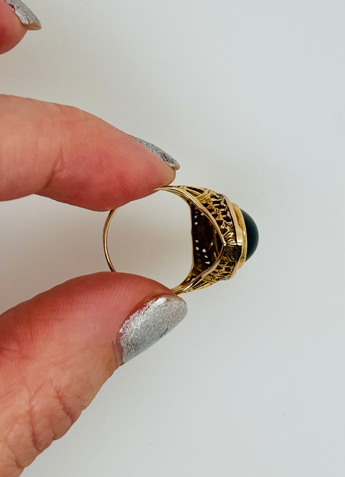 Antique Onyx and 14k Yellow Gold Ring